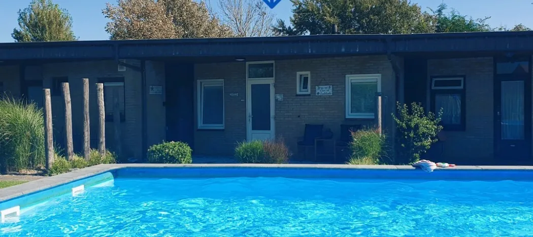Sch28 voorzijde en zwembad